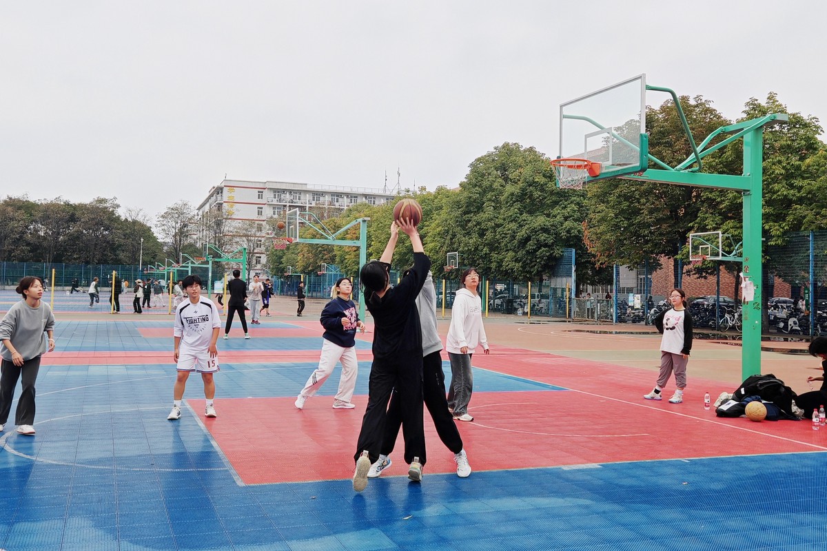 大学生如何在篮球比赛中更好地接球？
